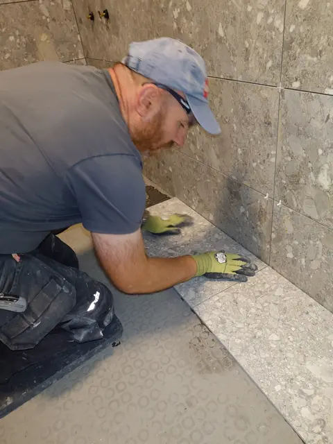 Setting a floor tile into the corner against the walls